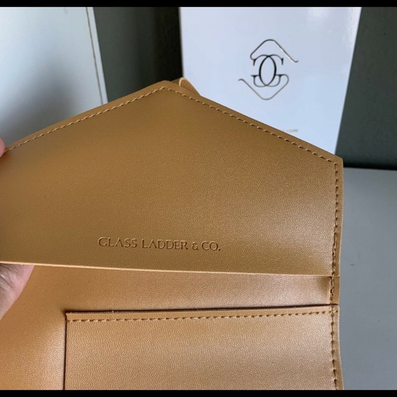 Katherine Tech Organizer Roll in a warm honey color made by Glass Ladder Co. NIB - Picture 7 of 10